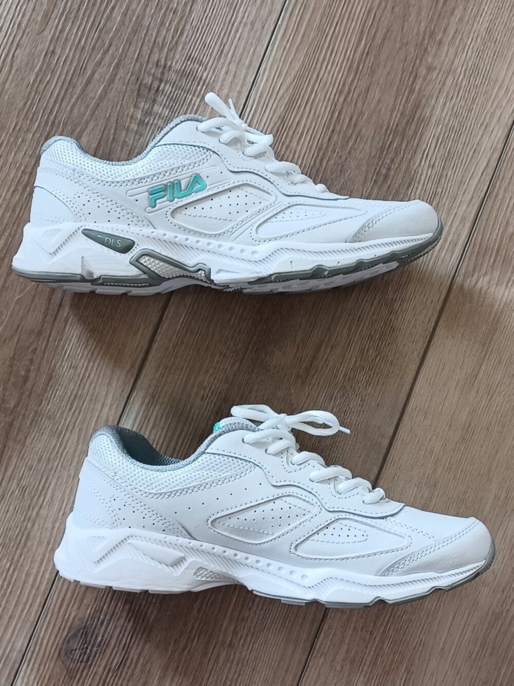 NWB FILA Memory Glimpse women's athletic walking shoes Size 8.5